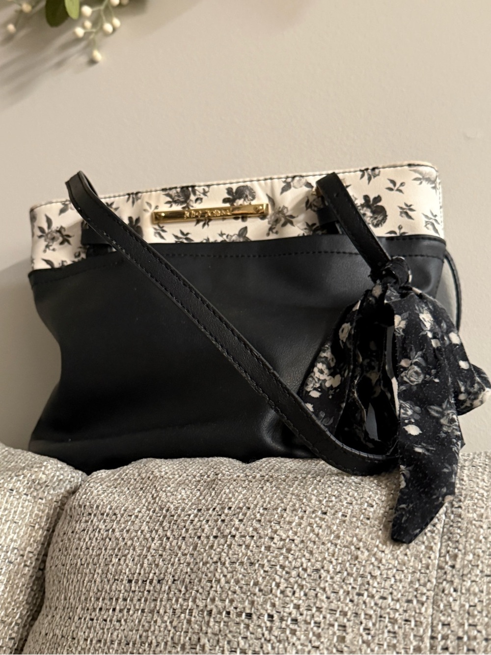🍁🌻NEW🌻🍁Betsey Johnson Black and Cream Floral Satchel
